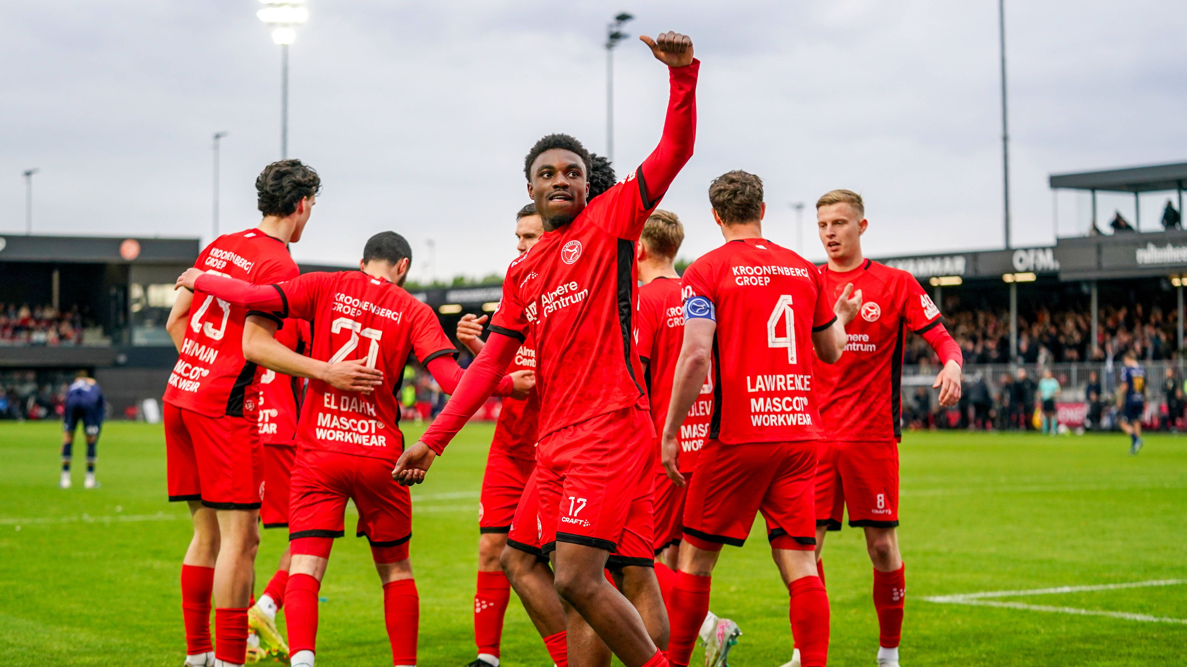 Almere City zet stap richting Eredivisie na zege op De Graafschap