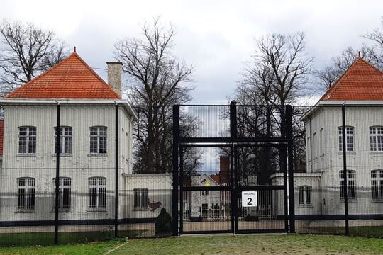 Gedetineerde klimt over hek voor pakketje in Belgische gevangenis