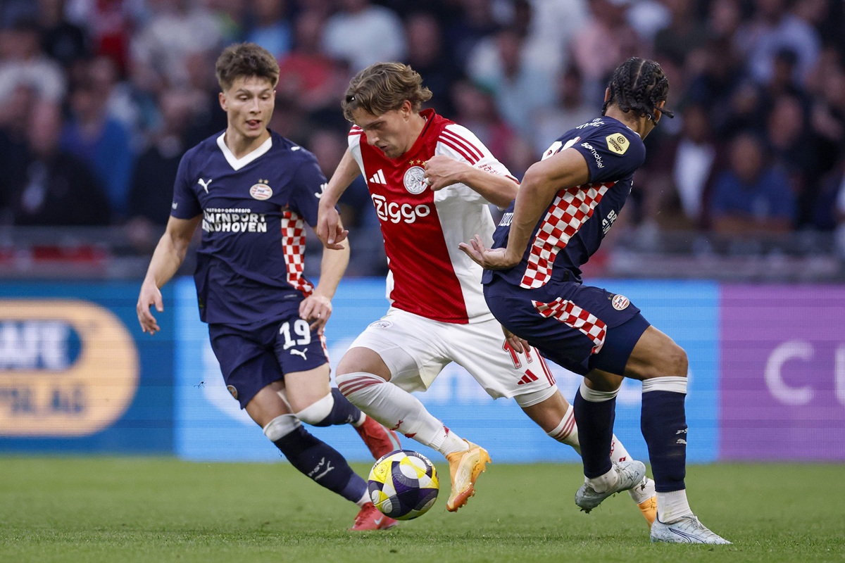 Mika Godts op weg naar de uitgang bij Ajax na transfergeruchten