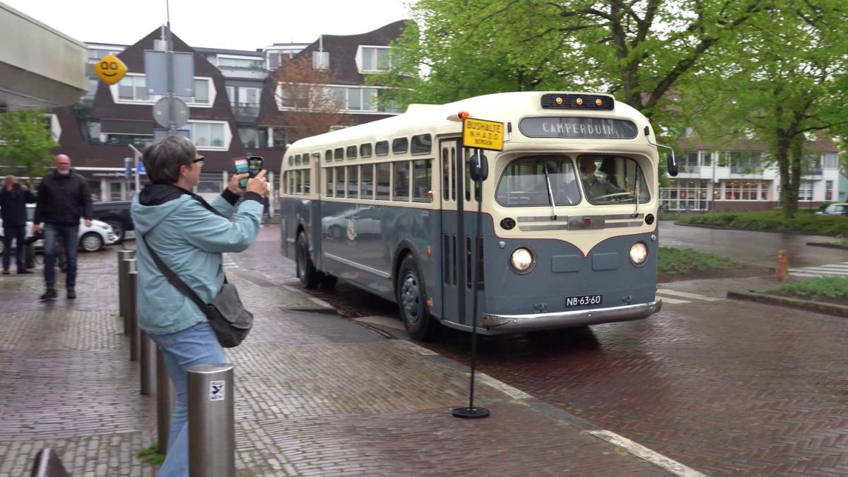 Vernieuwde 'Stofzuiger'-bus rijdt weer na 10 jaar restauratie